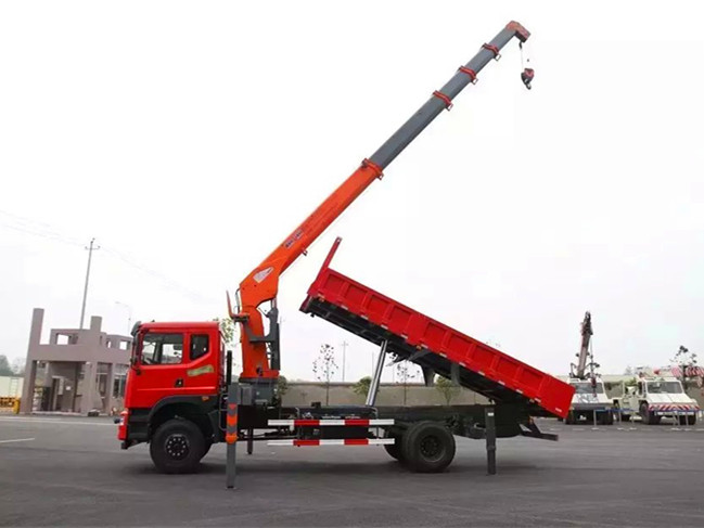 東風D701(可裝3.2~8噸吊機)隨車吊