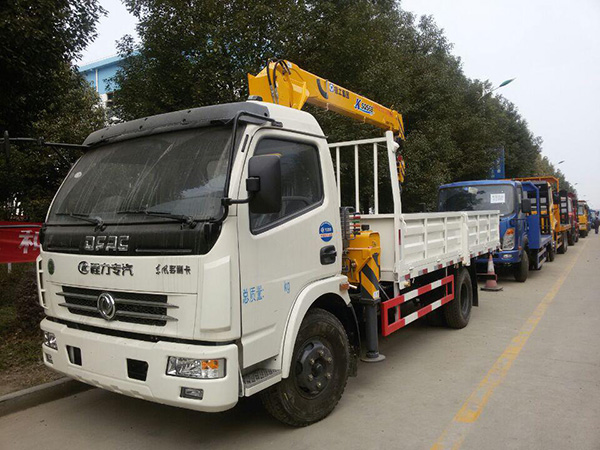 東風(fēng)廂長(zhǎng)4.35隨車吊 東風(fēng)廂長(zhǎng)4.35隨車吊