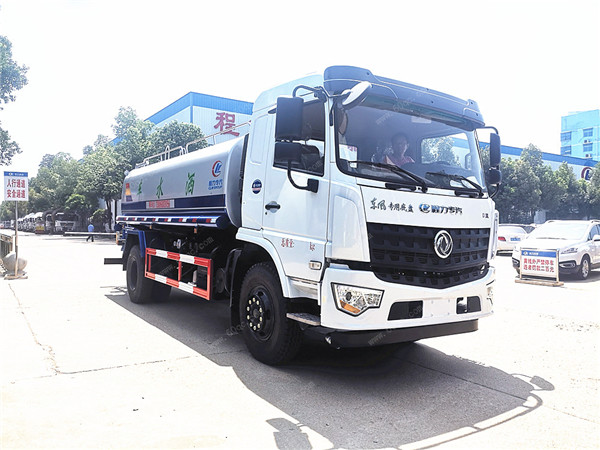 康明斯灑水車(chē)多少錢(qián)，東風(fēng)12噸14噸康明斯灑水車(chē)參數(shù)表