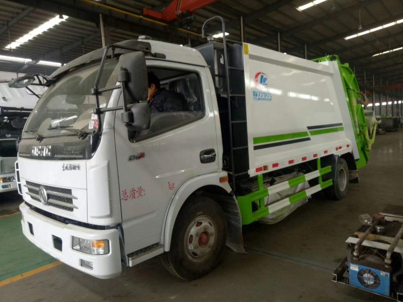 東風多利卡側裝壓縮式垃圾車