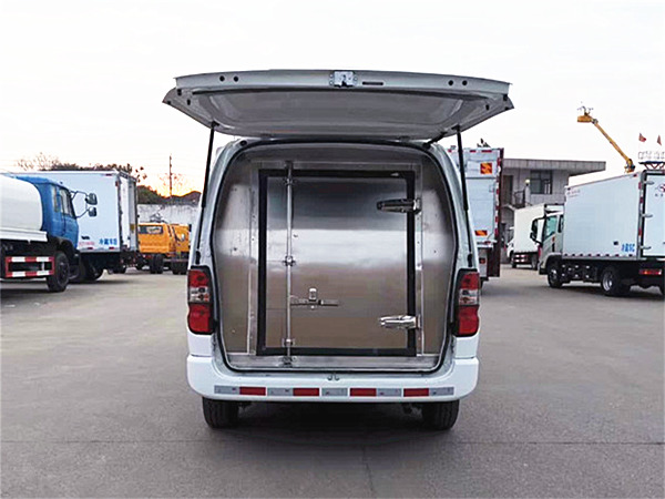 金杯快運(yùn)面包冷藏車(chē)